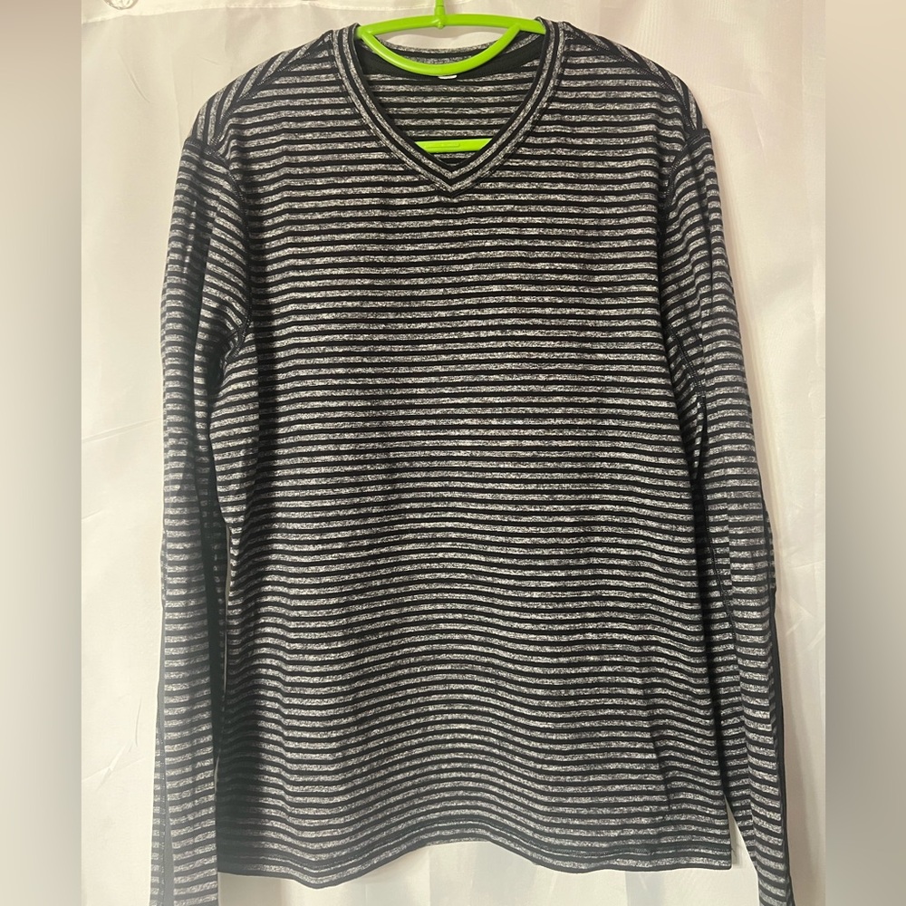 Lululemon v neck long sleeve speed men’s heathered classic black stripe. Size l